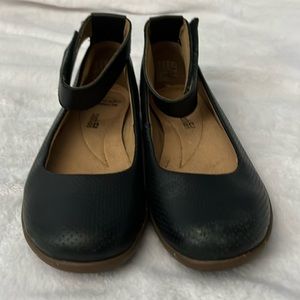 Girl dress shoes with Velcro top size 5 1/2